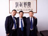 谢建宏律师(中间)与其团队律师合影