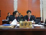 庭审中的谢建宏律师（右）