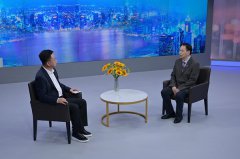 谢建宏律师在接受央视主持人朱军采访